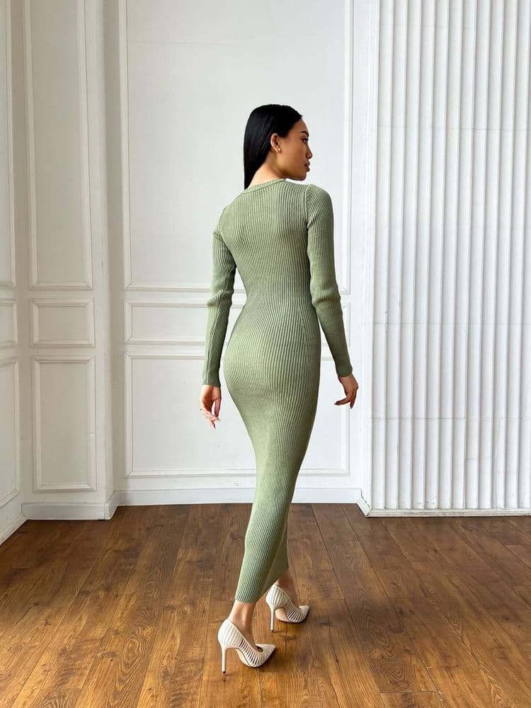Платье макси силуэтное вязаное ONE SIZE (оливка) — 4