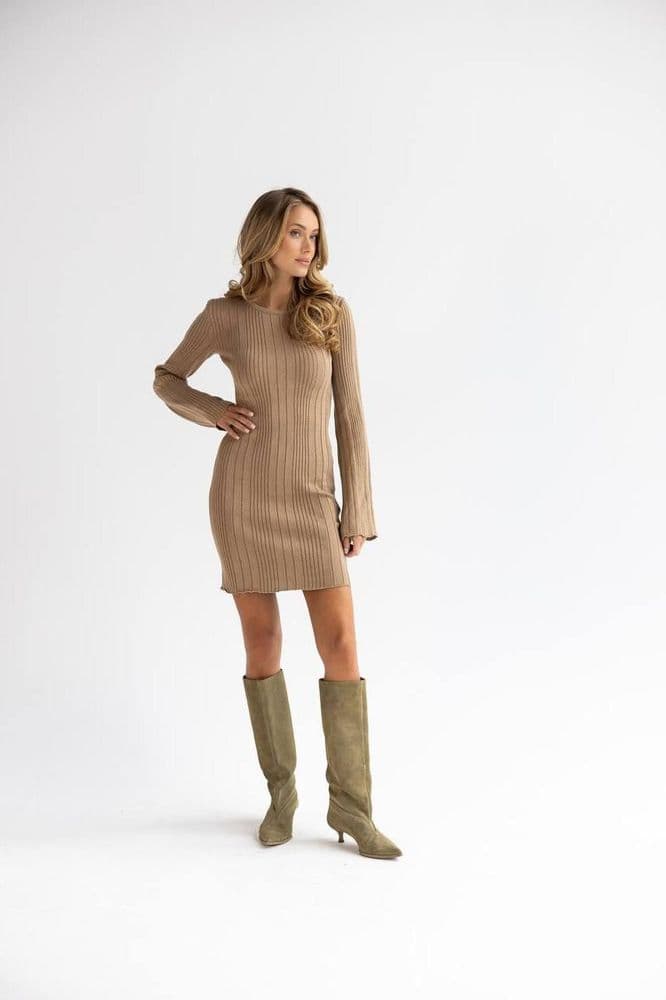 Платье мини трикотажное в рубчик ONE SIZE (кэмел) — 6