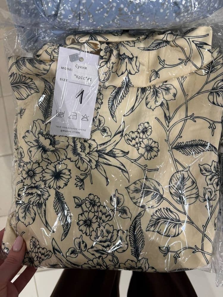 Платье с резинкой на груди атлас ONE SIZE (песочный+черный)