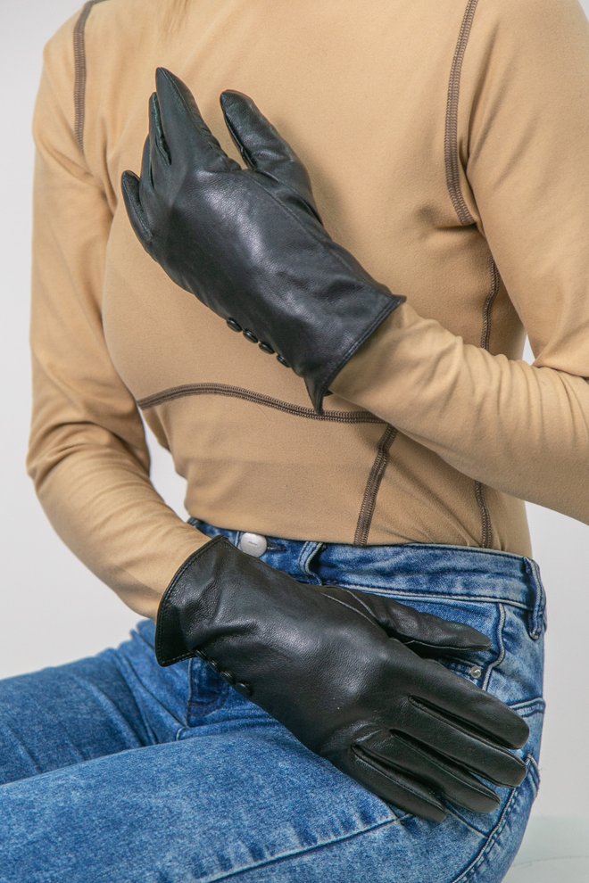 Черные кожаные перчатки с пуговицами
