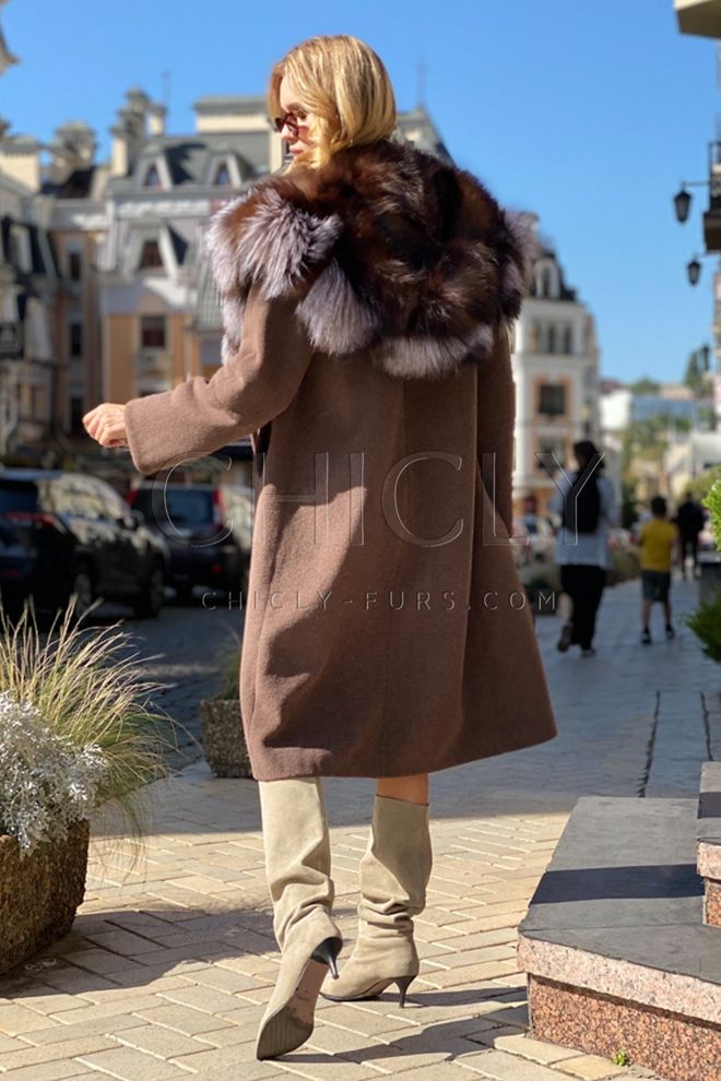 Тепле зимове пальто з опушкою з чорнобурки по капюшону